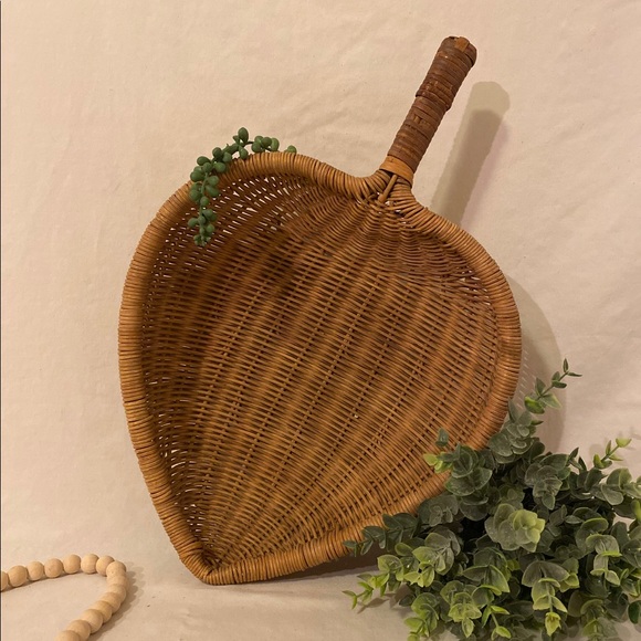 Wicker Rattan Leaf Basket - Picture 2 of 3